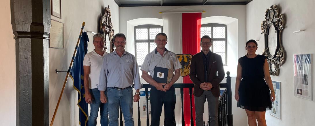 (von llinks): Stadtbaumeister Jürgen Eichelmann, Baubetriebshofleiter Manfred Kopf, Thomas Schiele, Oberbürgermeister David Wittner, Hauptamtsleiterin Michaela Kleebauer.