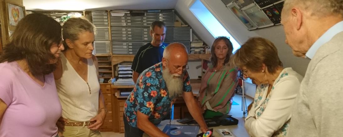 Wilfried Haufe (Mitte) begeisterte die Teilnehmer des Ateliergespräches mit der künstlerischen Gestaltung seines Hauses und überraschte sie mit seinen Forschungen zum Thema „Licht und Farbe“.