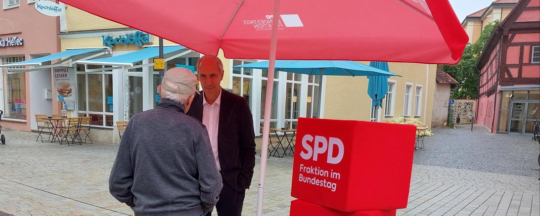 MdB Christoph Schmid im Gespräch mit einem interessierten Bürger bei der Dialogtour der SPD-Bundestagsfraktion in Nördlingen.