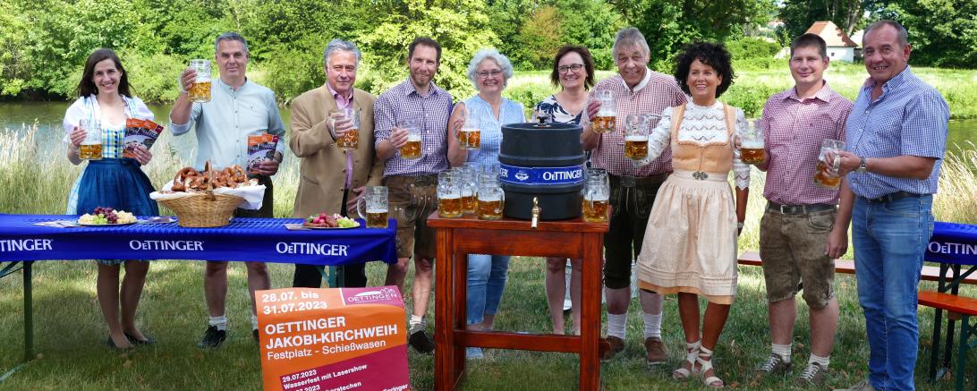 Thomas Heydecker, Vertreter der Oettinger Brauerei, der Stadt Oettingen, des Unternehmens Bus und Taxi Graf, der Festwirtsfamilie Gruber und dem Fischerstechen-Team stießen auf eine unbeschwerte und ausgelassene Kirchweih an.