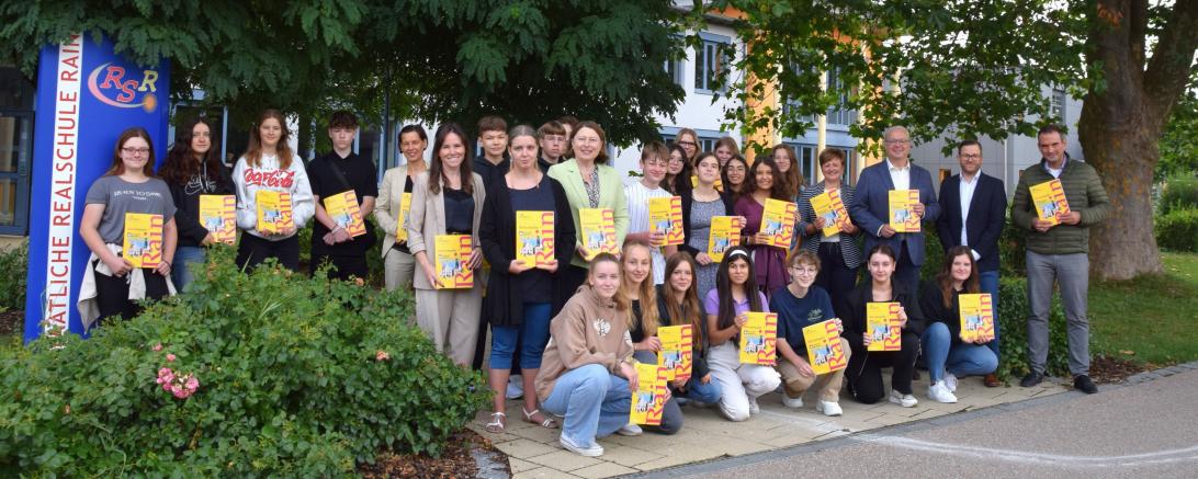 Die Schüler des Wahlpflichtfaches Sozialwesen der Klasse 8E der Realschule Rain, die Stadt Rain – vertreten durch 1. Bgm. Karl Rehm und 2. BgmIn. Claudia Marb – Geschäftsführerin Frau Paus von der Stiftung Sankt Johannes sowie Projektleiterin Frau Maiershofer und Frau Sims sowie für die Realschule Schulleiter Herr Sattich sowie Beratungslehrerin Frau Herrmann.