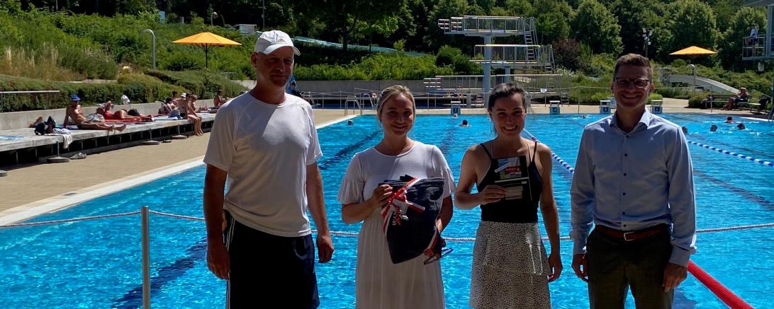 Martin Gruber (Betriebsleiter Bäder), Regina Däumling, Pia Bosch, Oberbürgermeister David Wittner. 