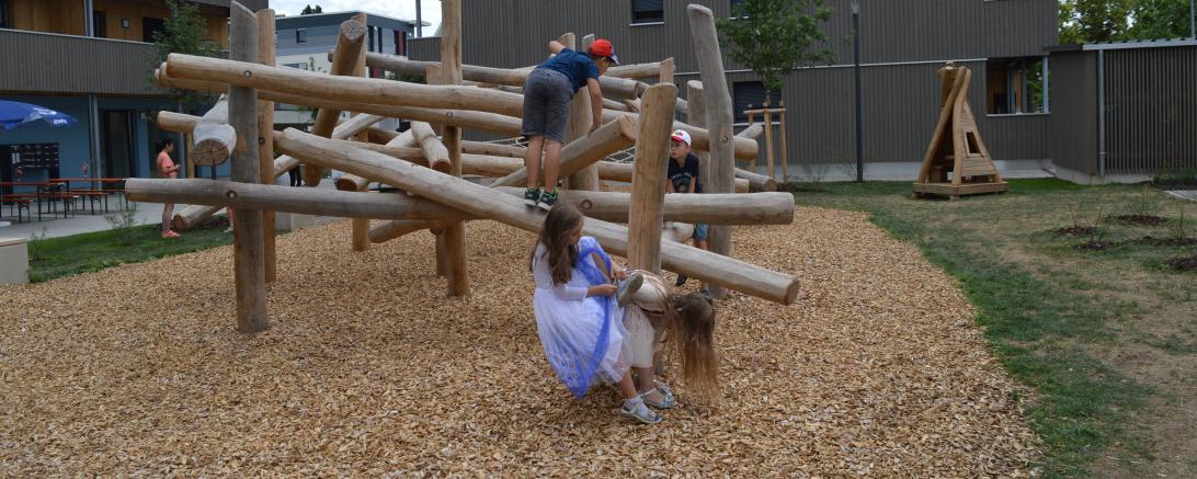 Kinder auf Spielgerät