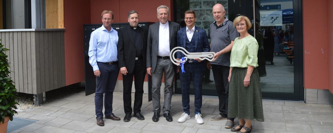 MdL Wolfgang Fackler, Stadtpfarrer Benjamin Beck, Dekan Gerhard Wolfermann, OB David Wittner, Architekt Frank Lattke, stellv. Landrätin Ursula Kneißl-Eder mit Schlüssel