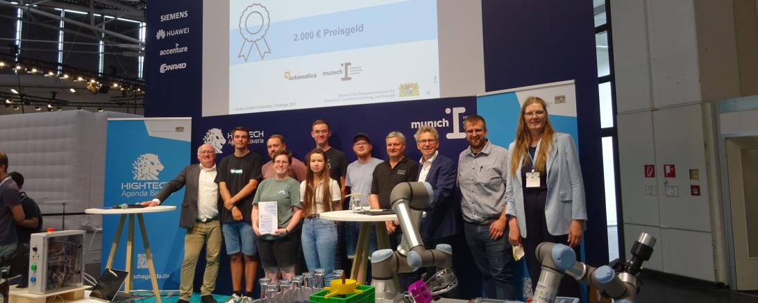 V.l.: Univ.-Prof. Dr.-phil. Klaus Bengler, Benjamin Gebhardt, Max Graf, Sina Müller, Laura Goetz, Max Welscher, Benedikt Lajos (alle Gruppenmitglieder und Schüler der TS 1), Konrad Fieger, Gerhard Kilian, Matthias Richter und Univ.-Prof. Dr.-Ing. Birgit Vogel-Heuser.