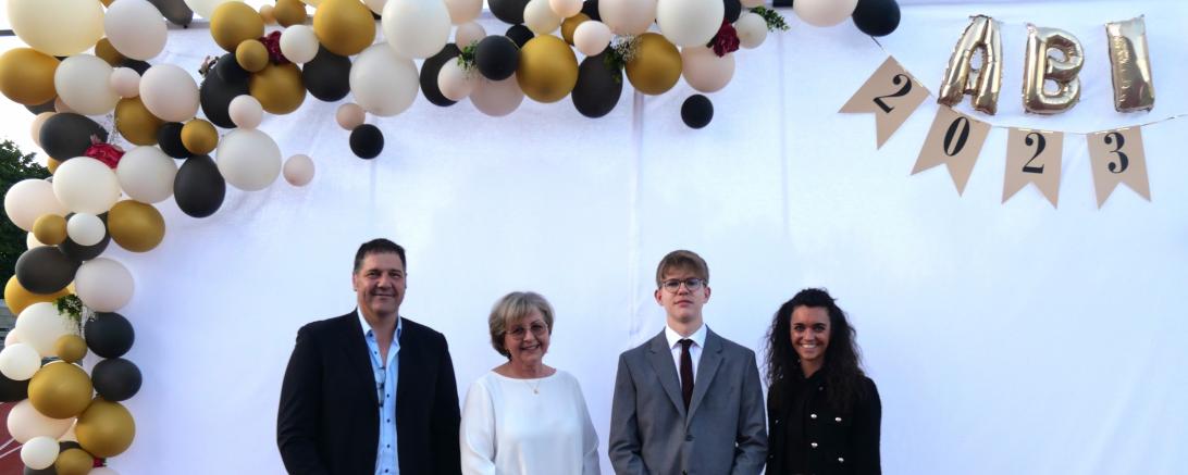 Elternbeiratsvorsitzender Andreas Pfanz, Schulleiterin Doris Barth-Rieder, Philipp Johannes Schwefel (Harburg), Klassleiterin Anika Schmutterer