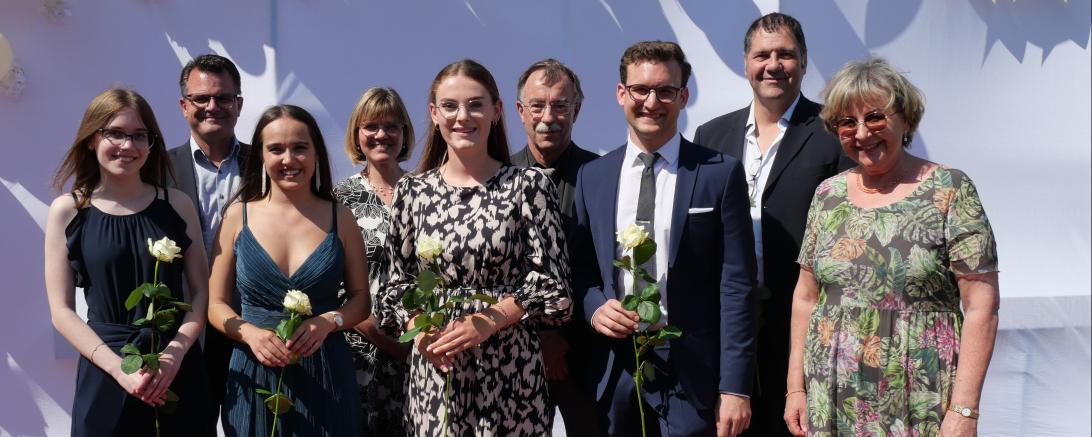 Julia Beck (Alerheim), Oberbürgermeister Jürgen Sorré, Jule Rührer (Möttingen), Vorsitzende des Fördervereins Renate Artner, Veronika Heckel (Marxheim-Gansheim), stellvertretender Schulleiter Richard Strehle,  Josef Georg Reile (Monheim), Elternbeiratsvorsitzender Andreas Pfanz, Schulleiterin Doris Barth-Rieder