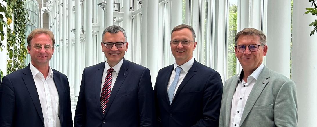 V.l.: MdL Wolfgang Fackler, Staatskanzlei-Chef Dr. Florian Herrmann, Stefan Thomé (Geschäftsführer Airbus Helicopters Deutschland) und Landrat Stefan Rößle. 