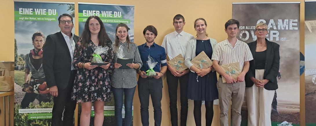 Josef Bullinger, Regionalvorsitzender Schwaben des Verbandes Garten-, Landschafts- und Sportplatzbau Bayern, bei der Auszeichnung von Lisa-Marie Glatzmaier, Felicitas Döring und Jan-Frederic Kraus. Tobias Falk, Svenja Bauer und Elias Schmitt erhielten eine entsprechende Anerkennung von Gabriele Bschorr, Vizepräsidentin des Bundes deutscher Baumschulen (BdB).