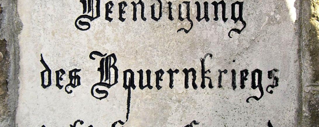 Eine unscheinbare Tafel erinnert  an den Bauernkrieg.