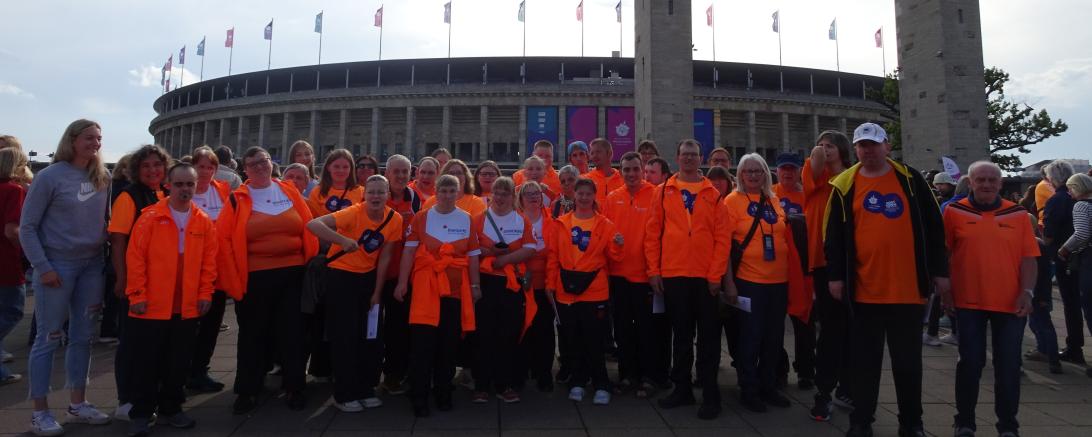 Die Reisegruppe vor dem Olympiastadion in Berlin.