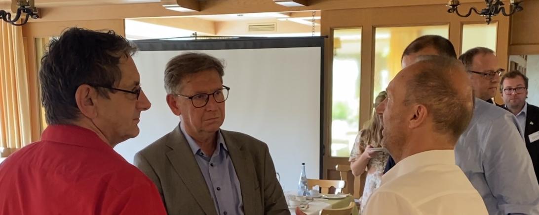 Landrat Stefan Rößle im Gespräch mit Betriebsleitern Otto Christ (Eigner Fertigbau GmbH & Co. KG, links) und Klaus Baier (Döderlein Spedition GmbH, rechts).