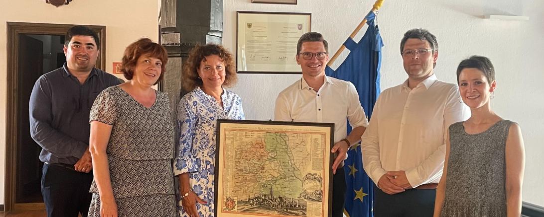 Martin Kučera, Irena Štěrbová, Iveta Ťulpíková, Oberbürgermeister David Wittner, Miloš Korhoň und Kathrin Häffner (Leiterin Stadtbibliothek Nördlingen).