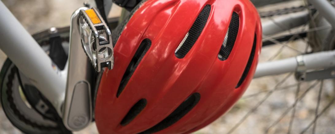 Das Bild zeigt einen Fahrradhelm.