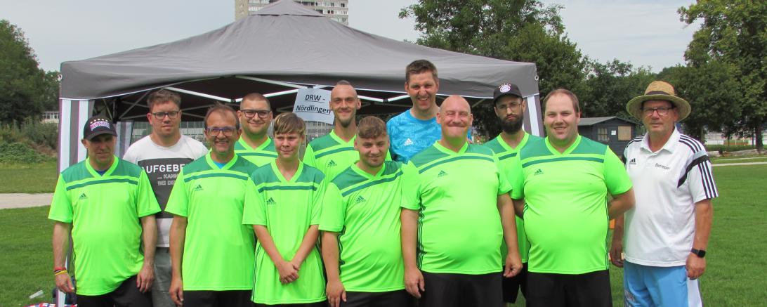 Das Bild zeigt die 11 FußballerInnen und ihren Trainer.
