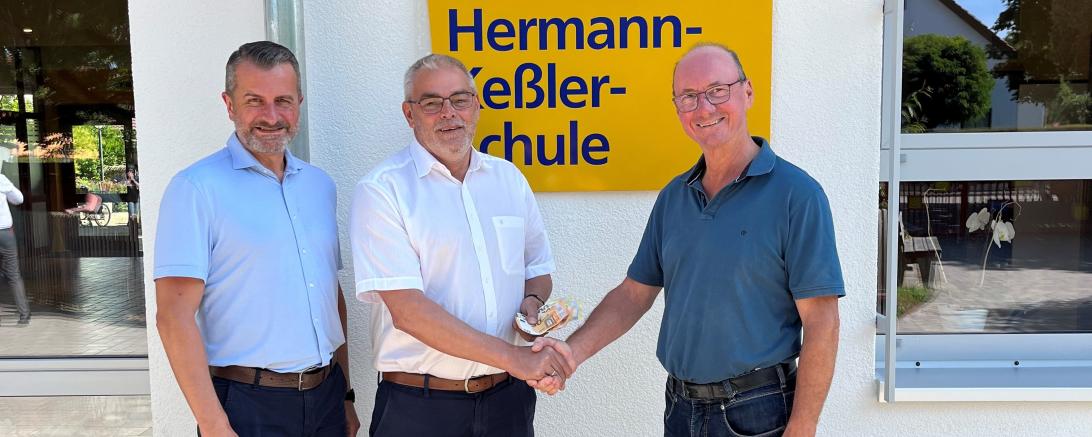 Das Bild zeigt v.l.n.r.: Fachbereichsleiter Timm Albert, Franz Moll (BGM Obendorf) und Erwin Seiler, erster Vorsitzender des Fördervereins der Hermann-Keßler-Schule