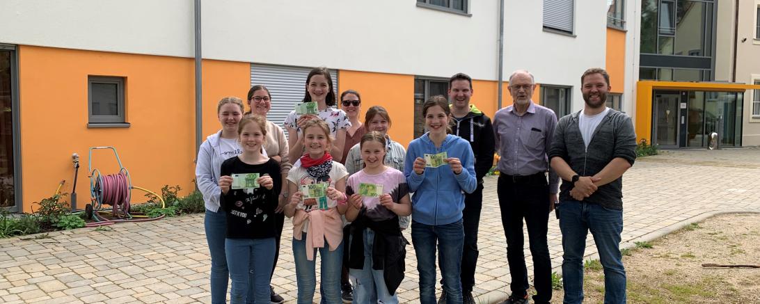 Das Bild zeigt die Belzheimer MinistrantInnen mit Begleitung sowie von rechts Johannes Eißner und Christian Zuber.
