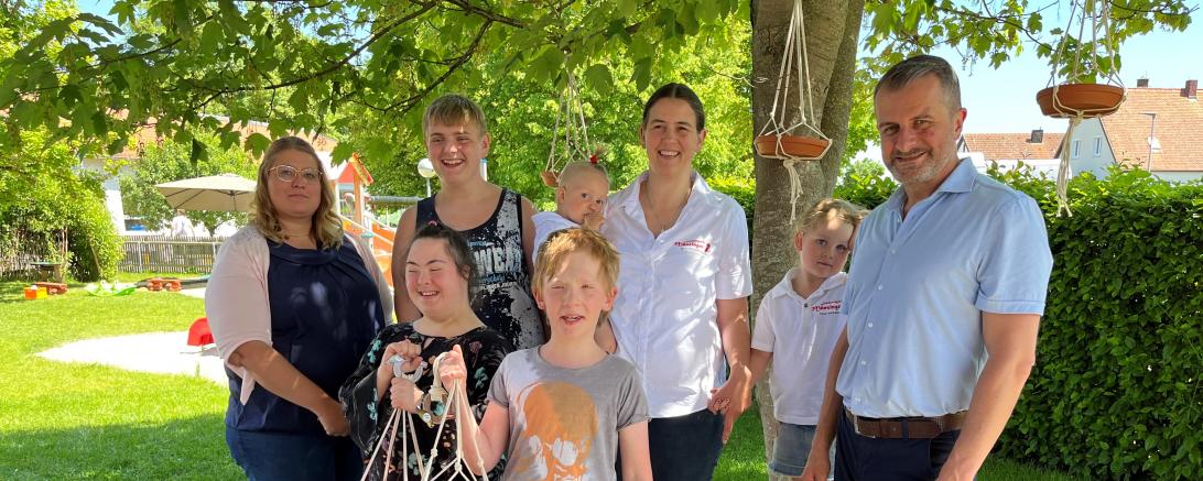 Foto von links nach rechts (hinten): Jeannette Zeuß ( stellvertr. Leitung der HPT), Leon, Lena Münzinger, Katrin Münzinger (Nahkauf Möttingen), Hanna Münzinger, Timm Albert (Leitung Förderzentrum). Vorne von links: Nicole, Phillipp
