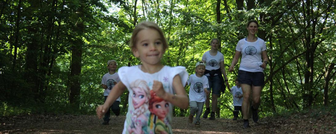Die Kinder des BRK-Natur- und Waldkindergartens, hatten gemeinsam mit ihren Erzieher*innen viel Spaß am Spendenlauf „run-for-trees“.