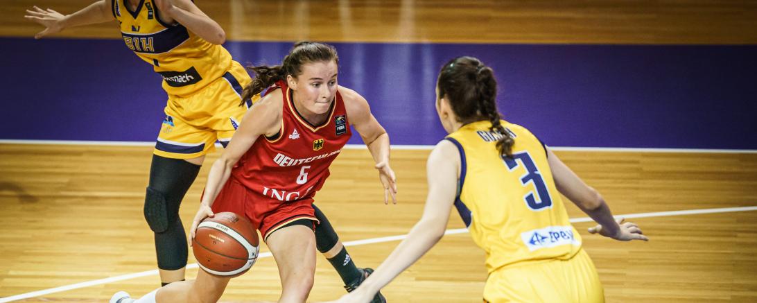 Nicole Brochlitz (am Ball) bei der U18-Europameisterschaft 2022 in Griechenland beim Vorrundenspiel gegen Bosnien-Herzegowina. Deutschland beendete das Turnier auf Rang vier und die künftige Angels-Akteurin erzielte im Schnitt 8,9 Punkte. 