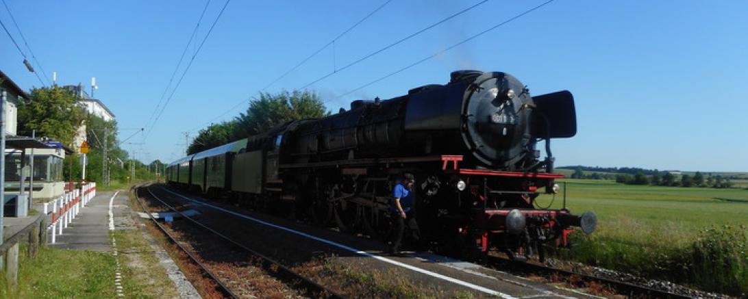 Die Strecke von Oettingen bis Nördlingen wird mit dem historischen Dampfzug zurückgelegt.