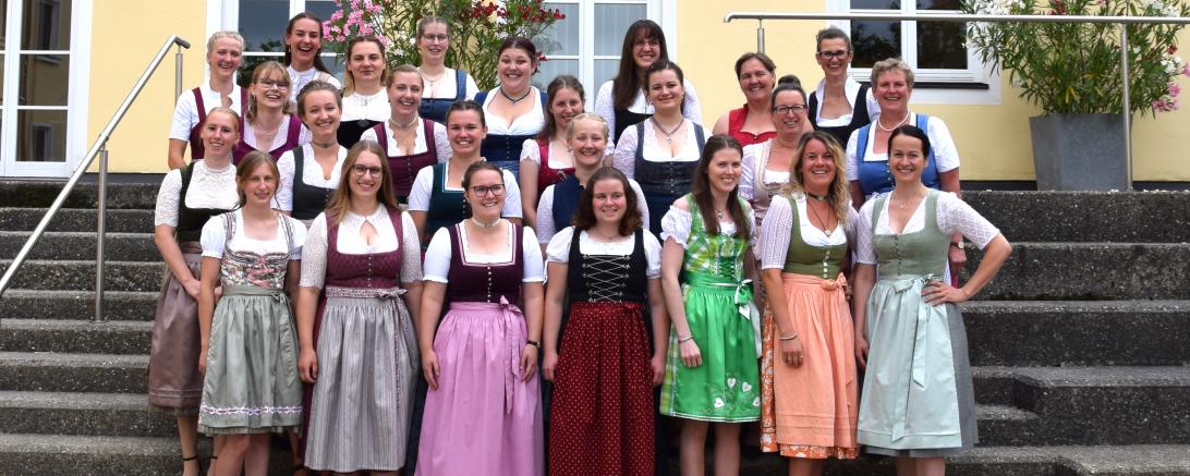 Im festlichen Ambiente des Schlosses der Stiftung Sankt Johannes in Marxheim wurden am Dienstag der 69. Vollzeit-Kurs der Dorfhelferinnen und erstmalig auch ein berufsbegleitender Kurs feierlich verabschiedet. 