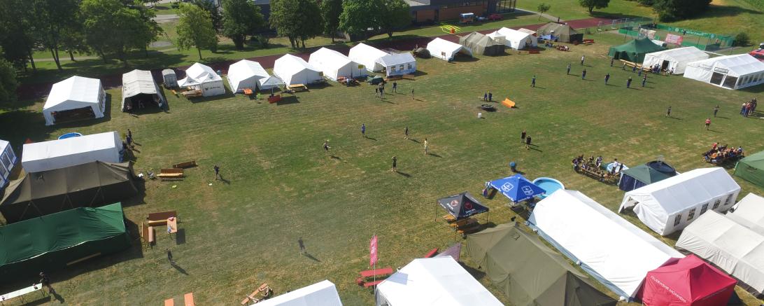 385 Jugendliche und Betreuer der Feuerwehr-Jugend übernachteten drei Tage auf dem Zeltplatz am Schulzentrum Monheim. 
