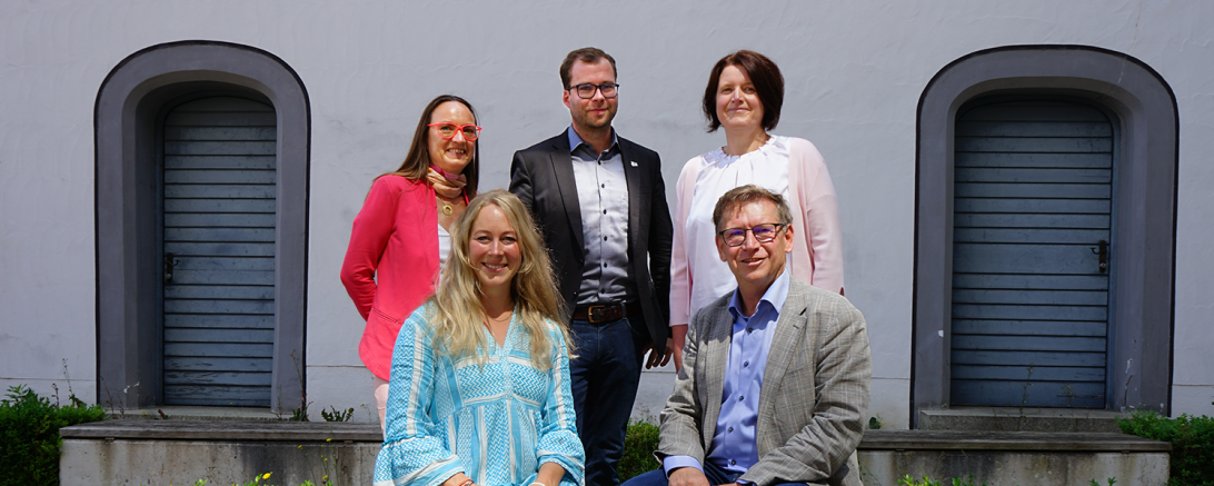 V.l.n.r. stehend: Stellvertretende Stabsstellenleitung und Teamleitung des Bereichs Nachhaltigkeit Heike Burkhardt, Leiter der Stabsstelle Kreisentwicklung und Nachhaltigkeit Klemens Heininger, Mitarbeiterin im Konversionsmanagement Christiane Schmidschneider. Sitzend: Konversionsmanagerin Barbara Wunder und  Landrat Stefan Rößle