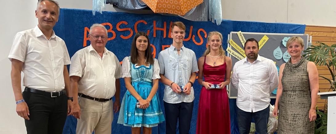 Mitglied des Fördervereins Christian Weiland, Stellvertr. Bürgermeister Johann Roßkopf, Klassenbeste der 10aM Agata Wojtylo, Schulbester Pit Selzer, Klassenbeste Leonie Barnert, Elternbeiratsvorsitzender Matthias Braun und die Rektorin Margit Stimpfle.