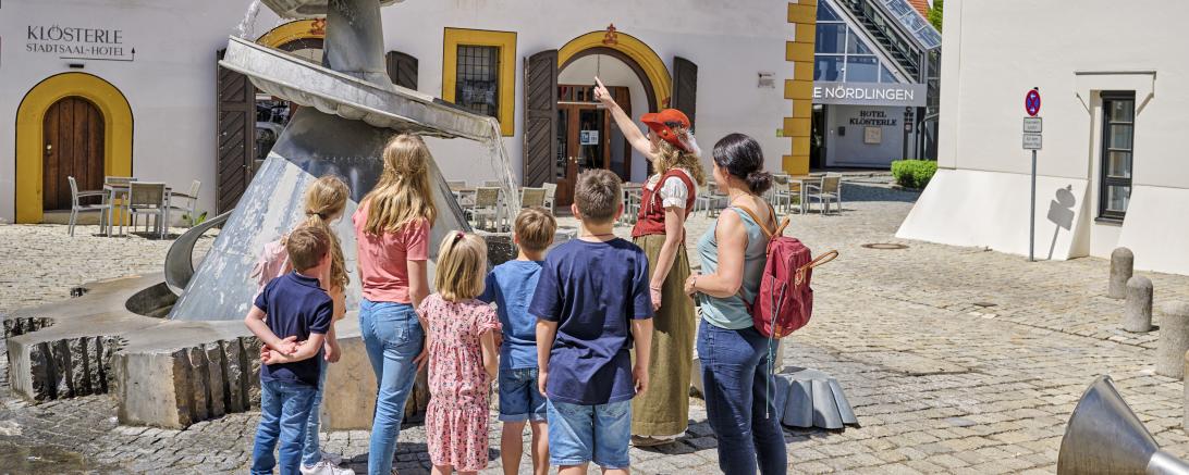 Die Familienführung durch Nördlingen eignet sich für Groß und Klein.