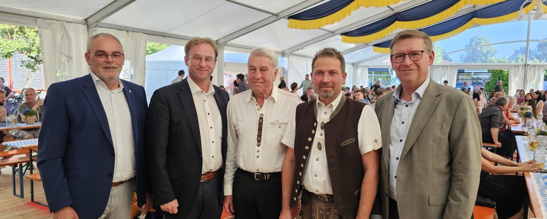 Auf dem Bild zu sehen (von links): Bürgermeister Franz Moll, MdL Wolfgang Fackler, Helge Motzer, Bernd Motzer und Landrat Stefan Rößle.