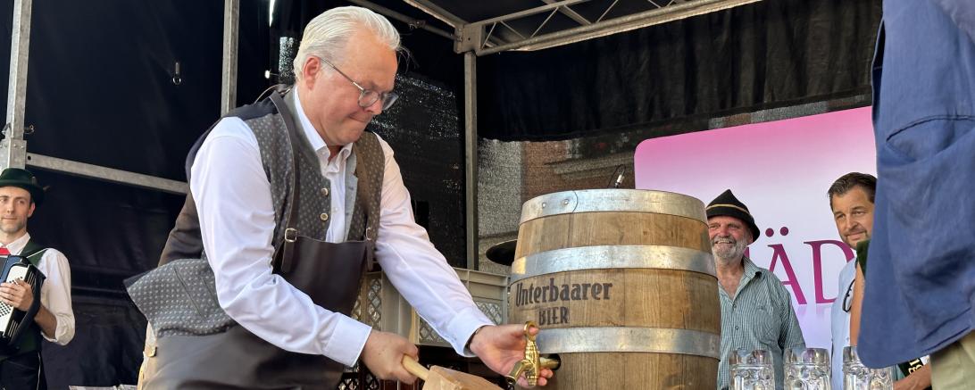 Karl Rehm zapft Fass Bier