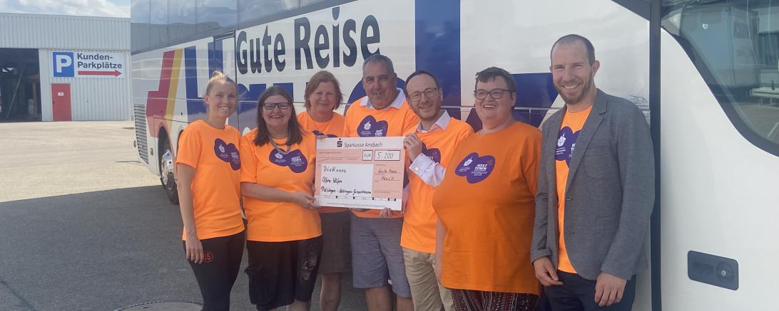 Das Foto zeigt von Links: Lisa Heydecker, Denise Ohlrich, Margit Schmutterer, René Pabst, Michael Bader, Sabine Söder, Thomas Heydecker