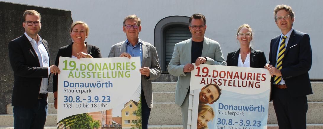 Nicht nur für Touristen, sondern auch für Einheimische interessant sind die Freizeitangebote von Ferienland DONAURIES und Geopark Ries. Auch die Arbeitsgemeinschaft Schlösser und Museen ist in der Landkreishalle vertreten und bietet den Besucherinnen und Besuchern faszinierende Einblicke in die Geschichte der Region.