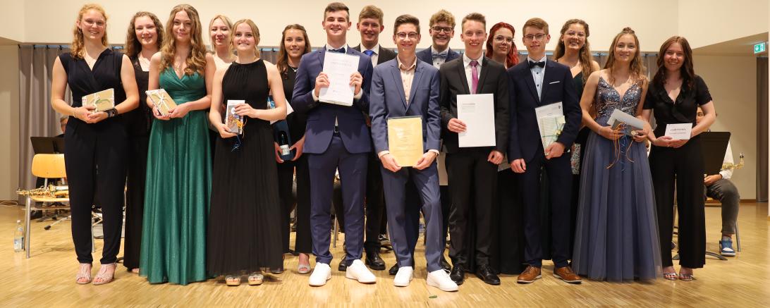 Einige Abiturientinnen und Abiturienten durften sich aufgrund ihrer herausragenden Leistungen neben dem Abiturzeugnis noch über Geld- oder Sachpreise freuen.