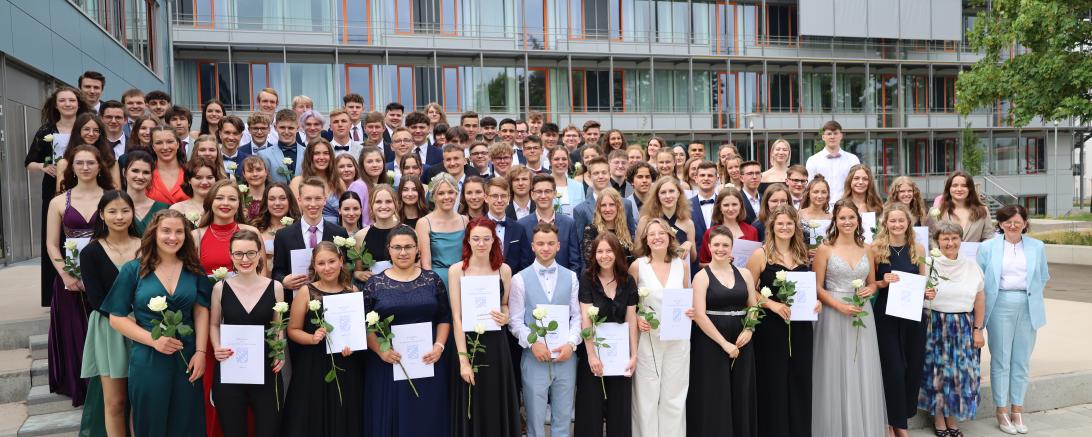 Schulleiterin Dr. Renate Rachidi und Oberstufenkoordinatorin Ruth Hubel (beide vorne rechts) freuten sich gemeinsam mit den 97 Abiturientinnen und Abiturienten über die erhaltenen Reifzeugnisse.