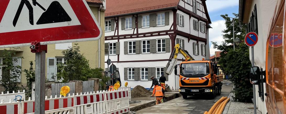 Aufgrund des Neubaus des Erdgasnetzanschlusses muss die Straße An der Reimlinger Mauer bei den Hausnummern 23 – 29 zwischen den Einmündungen Münzgasse und Henkersgasse vom 24. Juli bis längstens 18. August 2023 für den Gesamtverkehr vollständig gesperrt werden. 