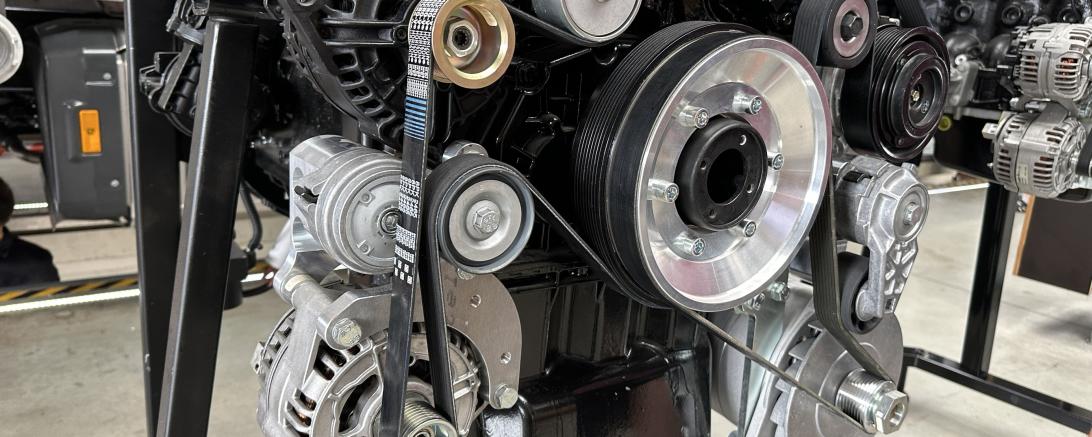 Der kleine Generator links im silbernen Gehäuse, angebaut an den Motor, ist eines der Erfolgsgeheimnisse der Firma Martin.