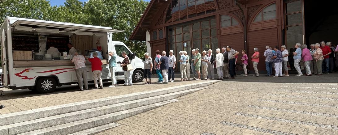 Die Senioreninnen und Senioren genossen das sehr schöne Fest mit gutem Essen, anregenden Gesprächen und guter Stimmung in der Jugendstil-Sommerhalle in Nördlingen. Bild: Selina Schickedanz