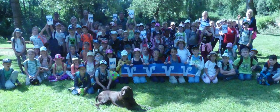 Die Grundschüler der Grundschule Rain bei ihrem Ausflug in die Natur.