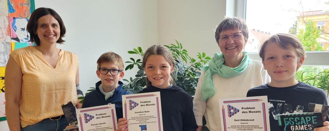 Auf dem Bild von links: Lena Pollak (Organisatorin des Wettbewerbs), Theodor Böckh, Jonathan Bube, Dr. Renate Rachidi (Schulleiterin), Emil Hildebrand 