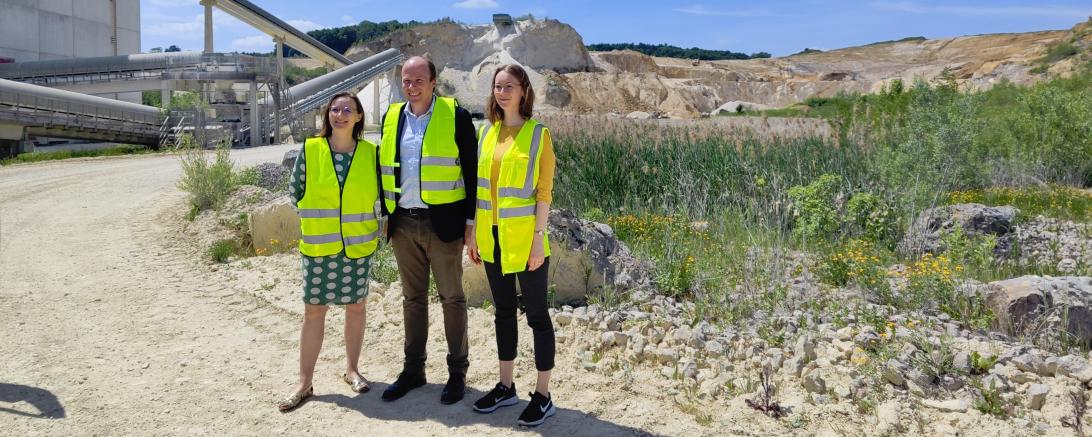Lisa Badum MdB, Märker-Geschäftsführer Maximilian Graf Pückler-Märker und Eva Lettenbauer MdL bei Märker in Harburg.