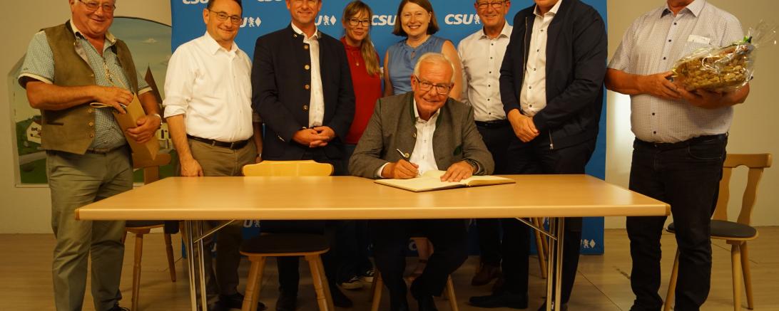 Das Foto zeigt beim Eintrag ins Goldene Buch (von links) Josef Dambacher (Ortsvorsitzender CSU Hochaltingen), MdB Ulrich Lange, MdL Wolfgang Fackler, Maximiliane Böckh (Bezirkstags-Listenkandidatin), Claudia Marb (Landtags-Listenkandidatin), MdL Thomas Kreuzer (vorne), Bezirksrat Peter Schiele, Bürgermeister Frank-Markus Merkt und Blasius Kirchenbauer (Ortsvorsitzender CSU Herblingen). 