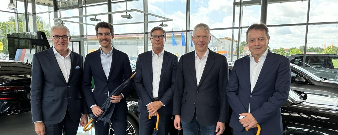 Auf dem Bild zu sehen (von links): Detlef Hertwig, Geschäftsführer, Florian Hofmann, Geschäftsführer, Reimund Nuiding, Standortleiter, Bürgermeister Veit Meggle und Geschäftsführer Walter Hofmann.