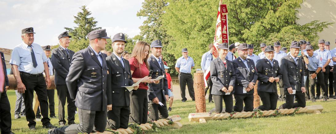 Auf dem Foto der Festausschuss Möttingen: Michael Hertle, Dominik Schäff, Luisa (Festdame), Timo Bissinger, Corinna Grimmeißen, Helmut Spielberger, Julian Achinger und Daniel Köhnlein. 