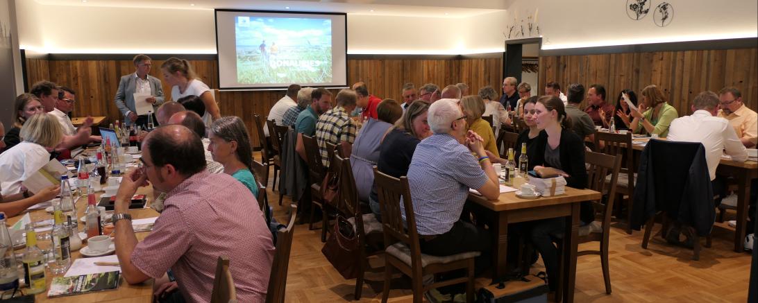 Die Mitglieder des Ferienlandes DONAURIES e. V. im Landgasthof Adler in Utzmemmingen beim Vortrag von Vorstand und Landrat Stefan Rößle.