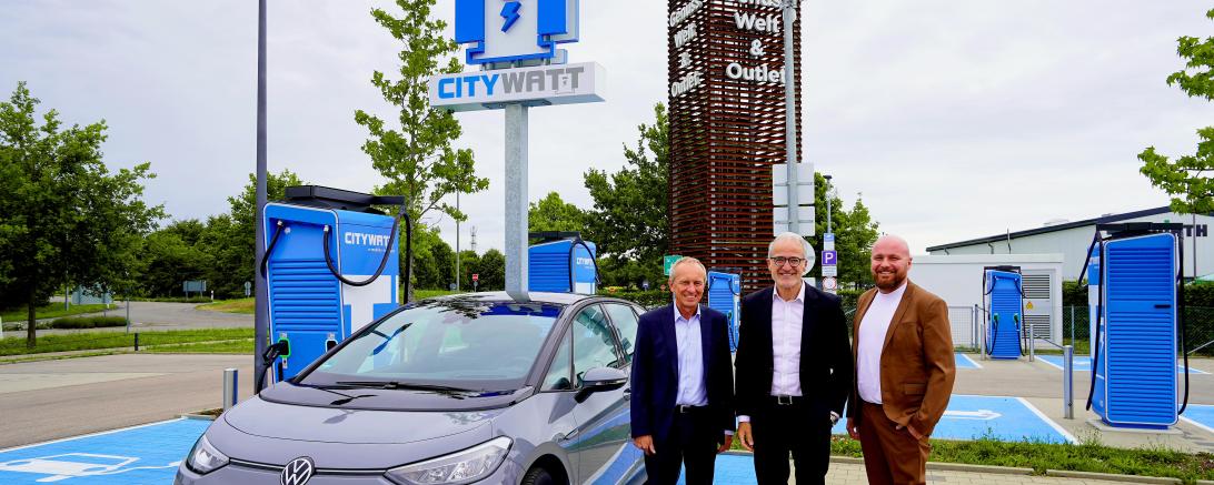 Von der Geschwindigkeit der neuen High Power Charger überzeugten sich die Geschäftsführer der Zott Genusswelt Josef Zimmermann (links), Anton Hammer (Mitte) sowie Prokurist Markus Juschtzak bei der Eröffnung des E-Ladeparks selbst.