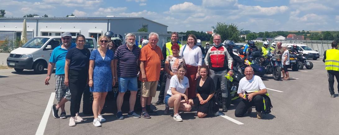 Das Bild zeigt das Team der Quad-Tour, darunter vorne links Annalena Büttner und Milena Oefele sowie Lebenshilfe-Vorstand Manfred Steger (zweiter von rechts) mit der stellv. Landrätin Claudia Marb.