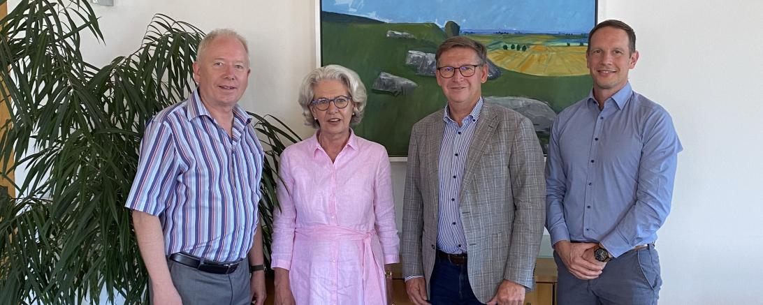 Rektorin Cornelia Dambacher gemeinsam mit Schulamtsdirektor Michael Stocker, Landrat Stefan Rößle und Schulamtsdirektor Tobias Schäfer.