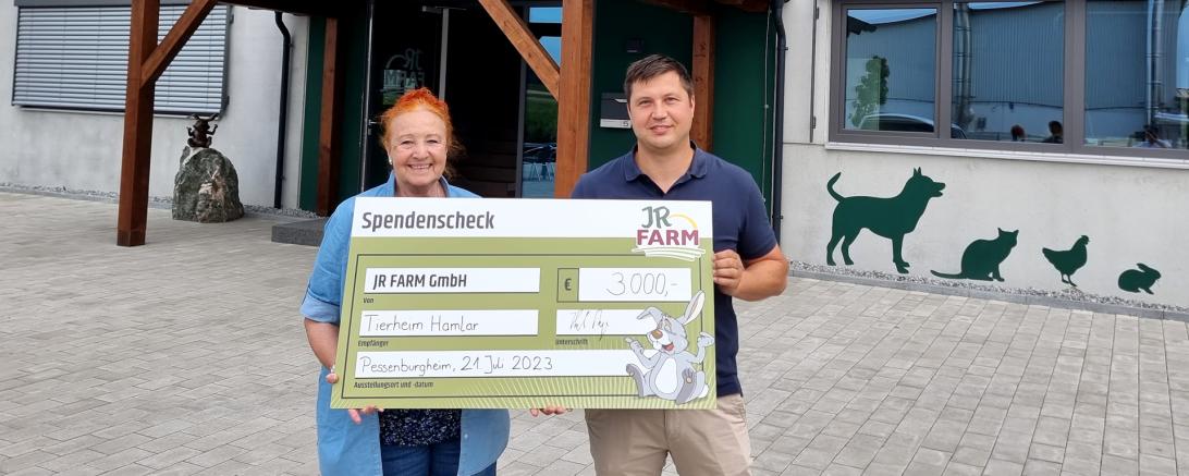 Frau Brigitte Scherb (Tierheim Hamlar) und Stefan Ruisinger (Geschäftsleitung JR FARM) bei der Spendenübergabe.